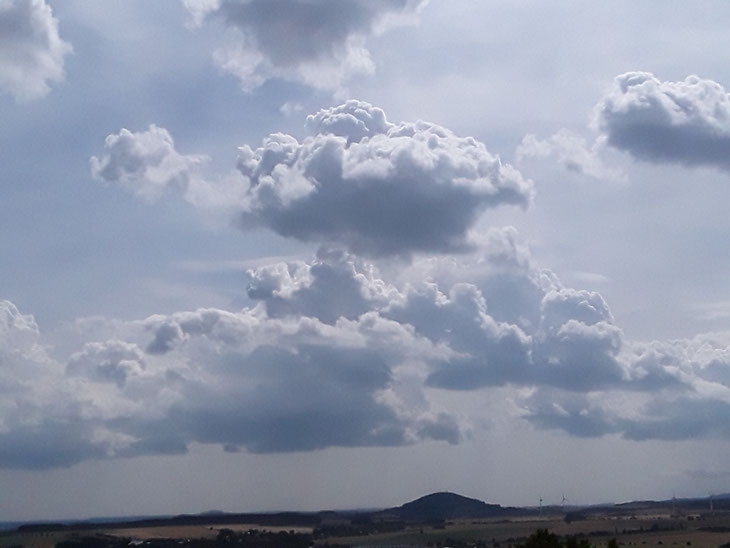 Blick in die Wolken vom König-Johann-Turm auf den fernen Luchberg in südöstlicher Richtung