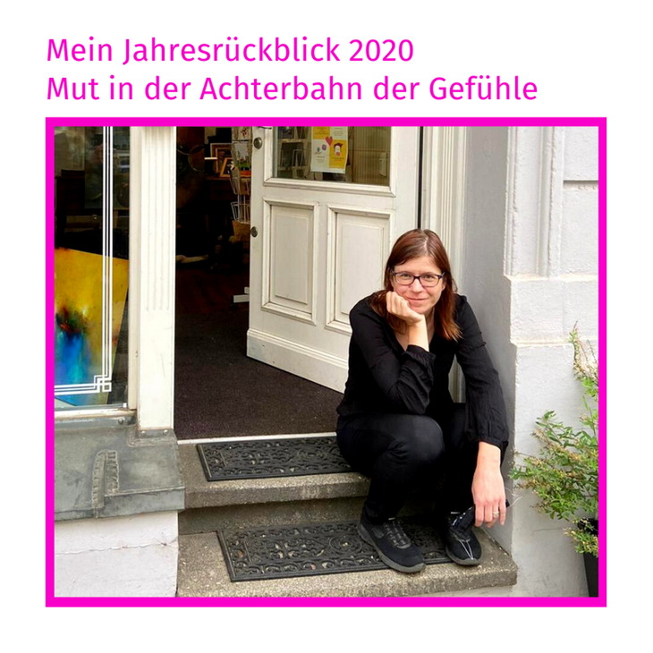 Hier sitze ich in der Tür meiner Galerie, im Frühjahr 2020 - Foto von Jea Pics