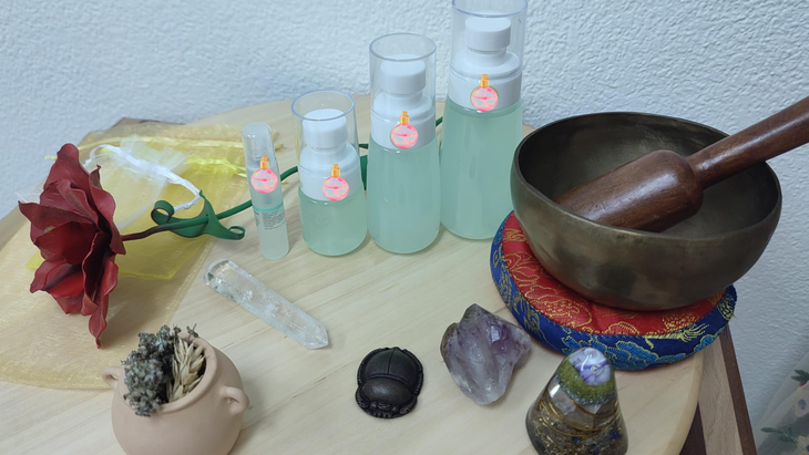 Mesa con Cuenco tibetano y agua florida