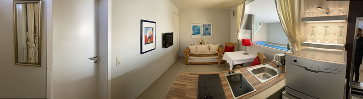 Die Wohnküche, (mit sehr großem Fenster und Blick über das Privat-Schwimmbad, mit freier Sicht zum See) ist bestens ausgestattet mit Microwelle und allen erforderlichen Geräten, modernem Flachbild-Fernseher mit DVD-Player und einer Klappcouch (auch Schlaf