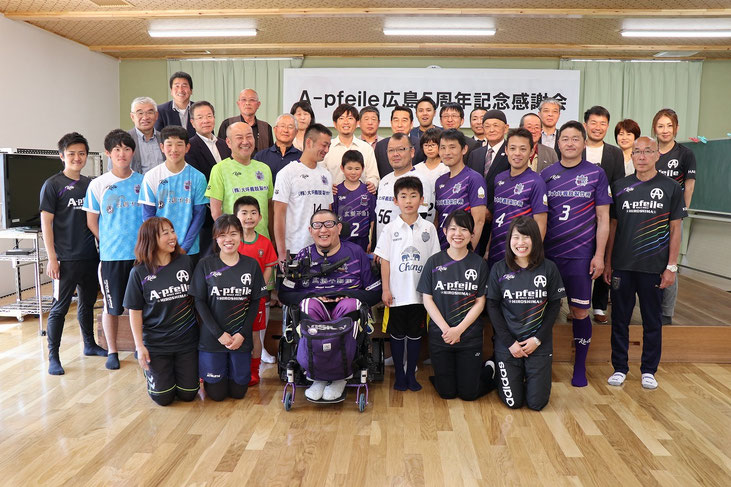 ５周年記念の集合写真。選手、スタッフ、支援してくださる皆さんで。