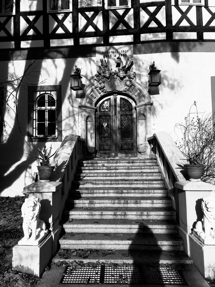 Am Eingang von Burg Rauenstein (Das ist nicht das "sagenhafte Bild", der Schatten ist auch kein Gespenst - sondern das bin ich beim Fotografieren....)