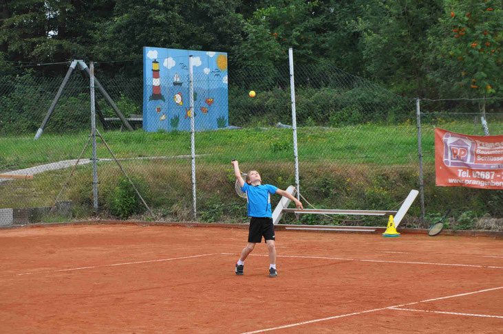 Die im Hintergrund befindliche Tenniswand ist der zentrale Bestandteil des neuen Kleinspielfeldes das aktuell renoviert wird. 