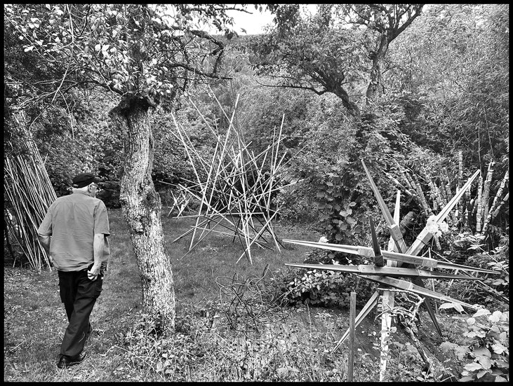 Pedro Meier – Mikado-Skulpturen & Skulpturale-Metal-Installationen, Atelier-Garten Niederbipp Jurasüdfuss, Foto 2020 Daniel Eymann, Raum für Kunst, Galerie Löiegruebe Solothurn, Artwork by Pedro Meier, Schriftsteller, Multimedia Artist, Conceptual Art 
