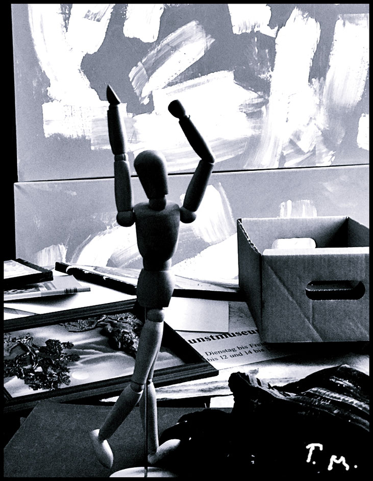 Pedro Meier, Atelieratmosphäre mit Gliederpuppe. Lyrische Abstraktion, Art Informel, Tachismus, Abstrakter Expressionismus, Action Painting, PhotoArt Pedro Meier, Schriftsteller, Multimedia Artist, Transavantgarde, Gesamtkunstwerk, Autofiktionale Fotos