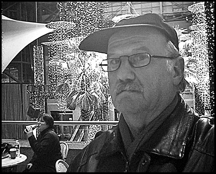 Pedro Meier – New York Rockefeller Center, Unterwegs Dezember 2004, Autoportrait, Selbstbildnis, Pedro Meier Schriftsteller, Lyriker, Multimedia Artist, Conceptual Art, Kunstnomade, Foto Selfie Art Project by Pedro Meier, Autorenlexikon AdS Zürich Visarte
