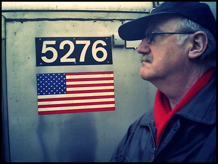 Pedro Meier, New York City Subway  5276 – Unterwegs USA 2002, Autoporträt, Selbstporträt, Foto Selfie Art Project by Pedro Meier Schriftsteller, Lyriker, Multimedia Artist, Conceptual Art, Kunstnomade, SIKART Zürich, Autorenlexikon AdS Schweiz Visarte