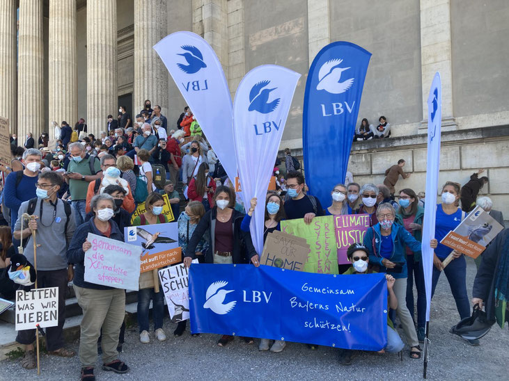 Zahlreiche LBV-Mitglieder erheben ihre Stimme für mehr Klimagerechtigkeit beim Klimastreik in München (Foto: Randi Würth)