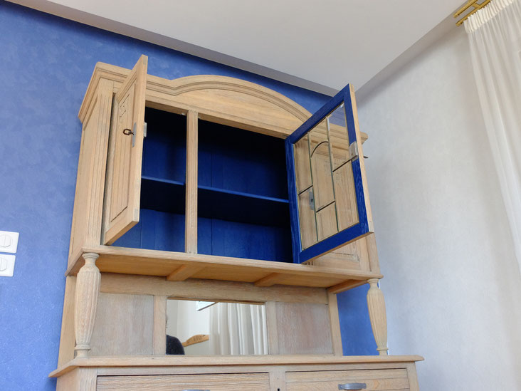 Vaisselier en chêne massif. Décapé puis blanchit, l'intérieur a été laqué en bleu.