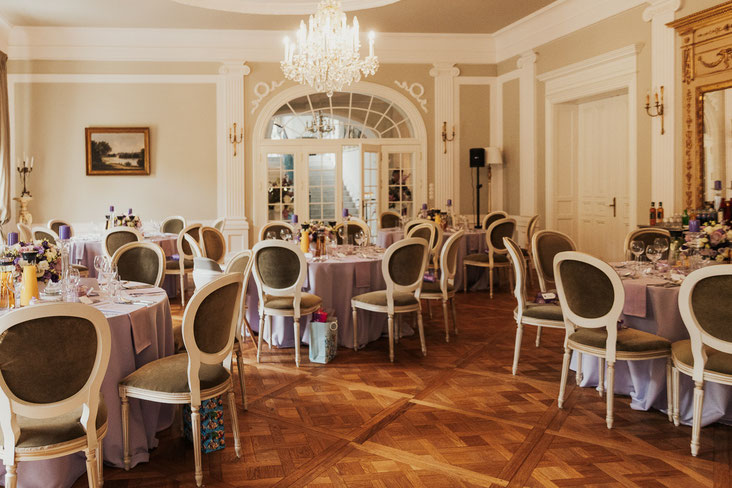 Der Festsaal im Schloss Manowce kann wird ganz nach dem persönlichen Dekokonzept des Paares dekoriert, hier in Lilatönen