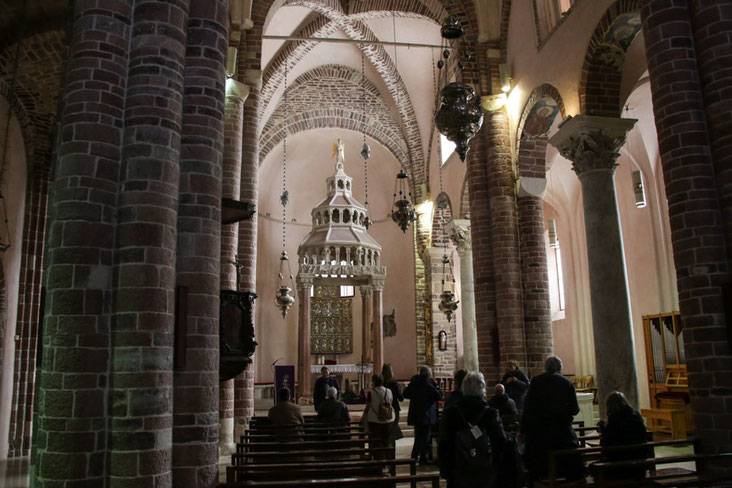 Der Altar der Kathedrale wird von einem Ziborium (Altaraufbau) geschützt. Solche Ziborien sind in Italien häufig.