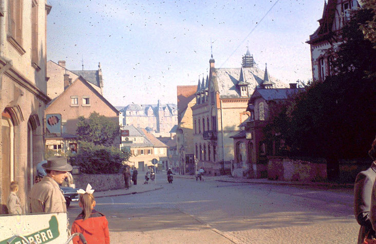 Wiesbadener Str. Ecke Bahnhofstraße (heute Volksbank-Kreisel) in den 1950er Jahren