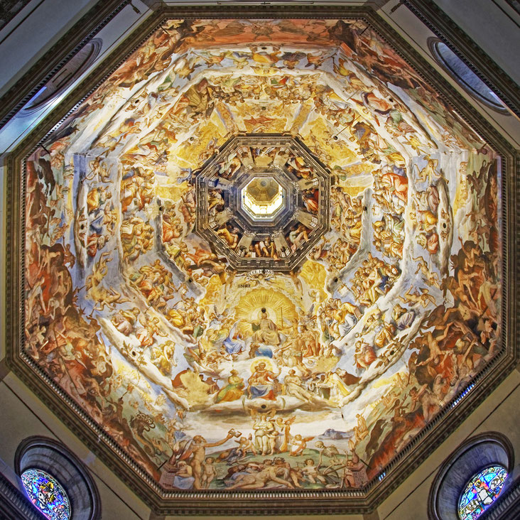 世界遺産「フィレンツェ歴史地区」、サンタ・マリア・デル・フィオーレ大聖堂のクーポラ内部。天井画はヴァザーリ作『最後の審判』、中央の穴はオクルスと呼ばれる採光穴