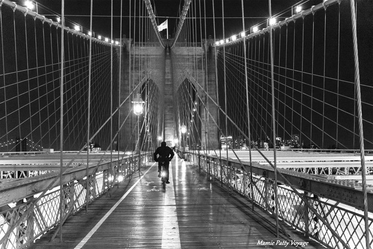 Cycliste sur Brooklyn Bridge, New York