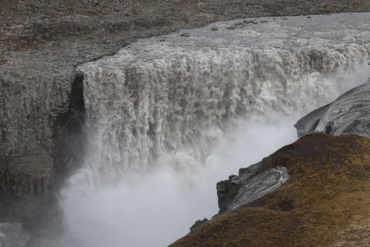 Dettifoss im Frühjahr mit Eishaube - Exklusive Islandsrundreise von My own Travel ©My own Travel