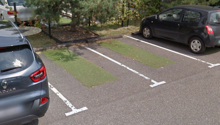 Les parkings « végétalisés » : Des carrés de pelouse en plastique. l’écologie cosmétique