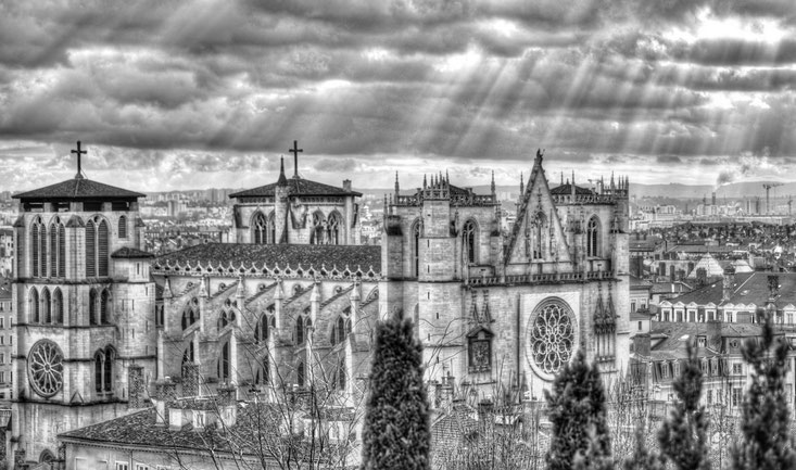 La cathédrale St Jean de Lyon. Saviez vous qu'au niveau de sa construction, la façade a été faite avec les pierres d'un ancien forum romain qui avait été détruit au IXème siècle ?