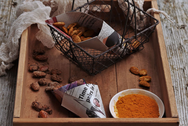 gebrannte Mandeln aus dem Backofen mit Zucker und Curcuma