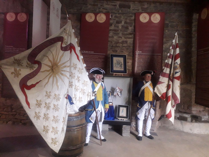 Le drapeau-colonel (Pascal MEYER) et le drapeau d'ordonnance (Jean-Luc PEILLON).