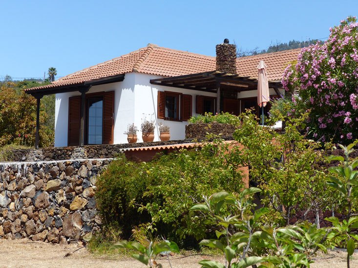 Tropische Pflanzen, gepflegter Garten rund ums Ferienhaus, Ruhe und Meerblick von der gesamten Finca