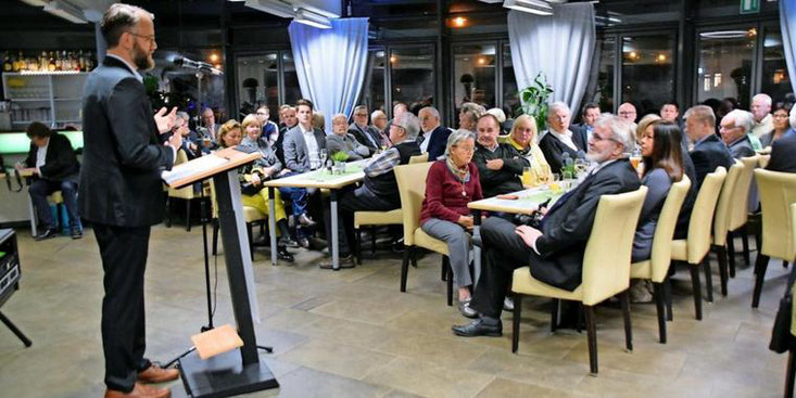 Der Stadtverbandsvorsitzende Björn Giesler begrüßt die Besucher beim Neujahrsempfang der CDU Garbsen. Quelle: Gerko Naumann (www.haz.de)