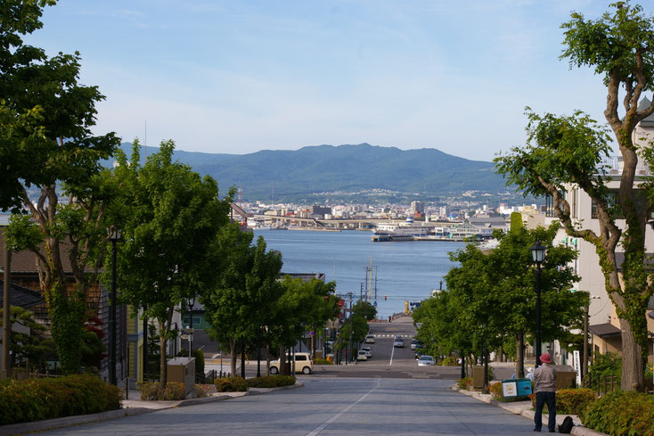 元町公園　八幡坂　HACHIMANZAKA　道路前方に青函連絡船『摩周丸』が見える　　　　　　　　　　　　　　Photo by T.Takada　