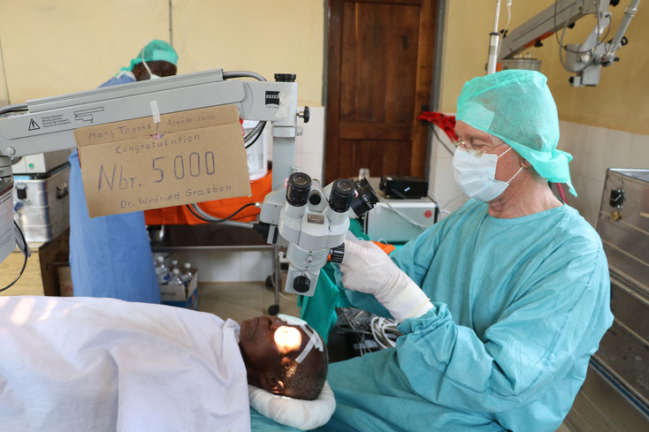 Dr. Grasbon bei seiner 5000. Operation in Afrika