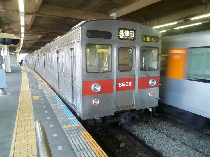 当時見ていた車両その1、東急8500系。この車両は前線から引退してしまった今でもなお一番好きな車種となっている。