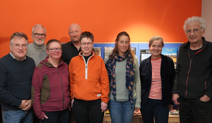 Das Gruppenfoto von den Stiftungsräten und Stiftungsbeirätinnen der Red House Greenland Foundation unterstreicht die Vielfalt innerhalb der Stiftung dar.