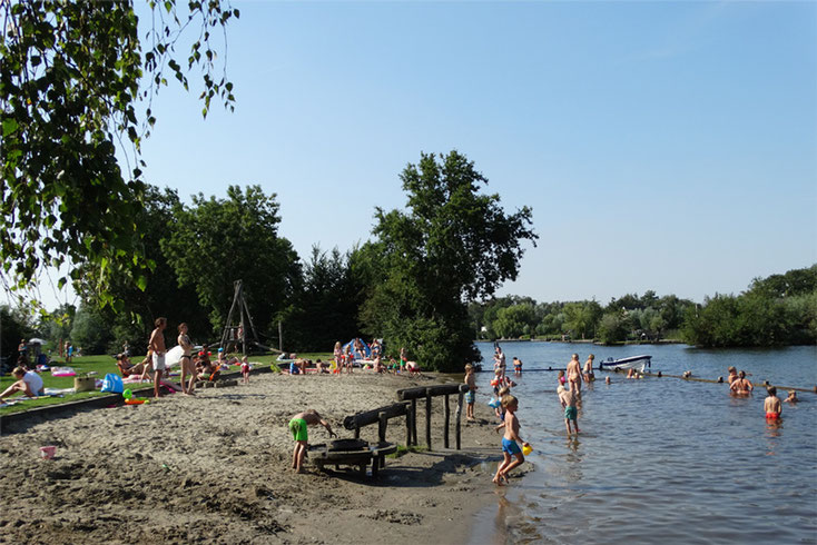 Spelende kinderen zandstrand zomer