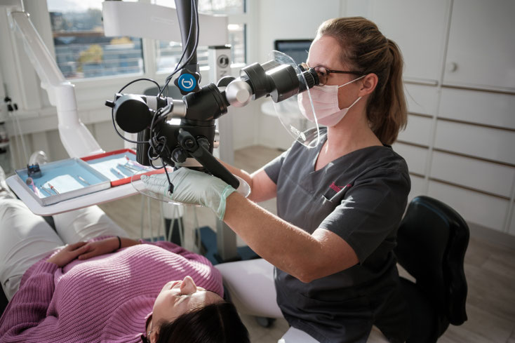 Mit dem Dentalmikroskop können kleinste Strukturen noch genauer aufgefunden werden