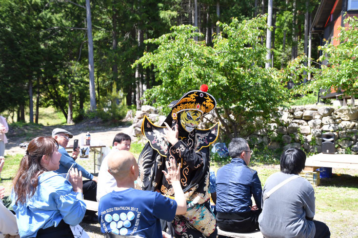 出張変面師真行（へんめんしまいく）の大道芸パフォーマンス