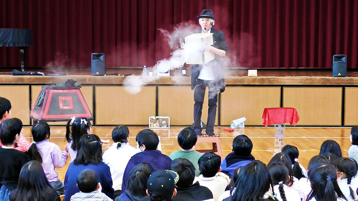 岐阜県岐阜市の子ども会に出張サイエンスショーを派遣した様子