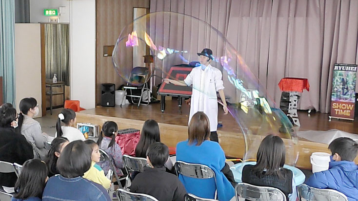 愛知県名古屋市の子ども会で巨大なシャボン玉を作る出張サイエンスパフォーマー