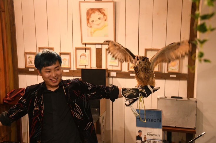 ハトやフクロウなどの動物を出現させるマジックが得意なマジシャンHiromichi(ひろみち)