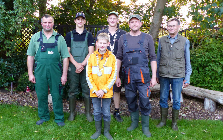 von links: Vorsitzender H.D. Gehrt, Jonas Carstens (2. Platz Jugend), Moritz Johannsen (vorn, 1. Platz Jugend), Thomas Johannsen (2. Platz), Friedrich Sierk (3. Platz)