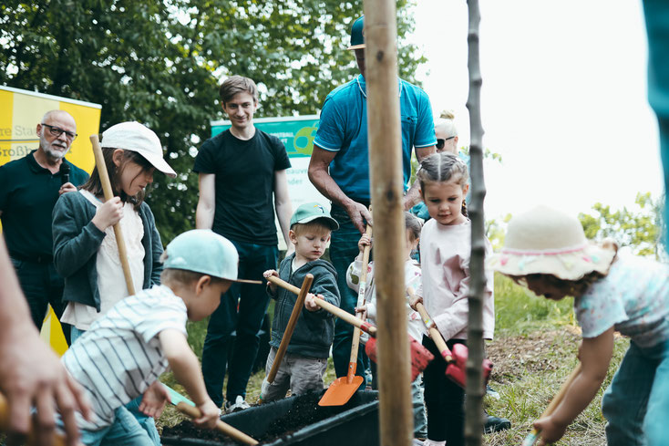Großbottwarer Kinder helfen beim Pflanzen