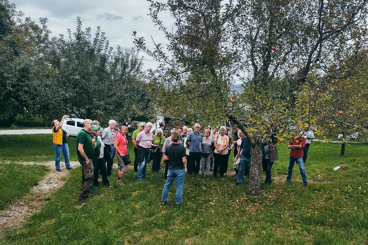Corinna Mailänder bei der Führung durch den Obstsortengarten