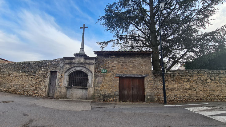 Le saint-sépulcre est intégré dans un mur de soutènement, et adossé à une grange.