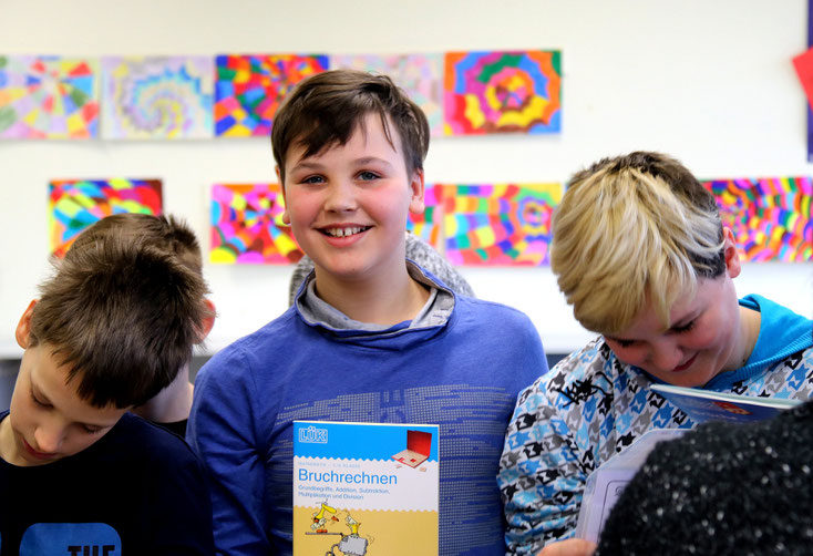 Übergabe der "Medienkisten" an die Schüler der Realschule plus und Fachoberschule Hachenburg © Doris Kohlhas