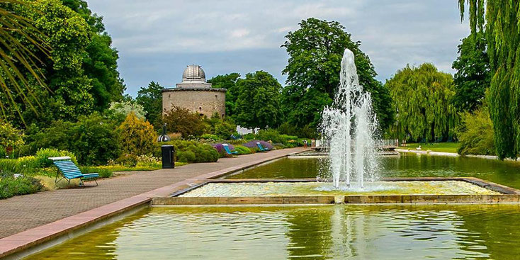 Springbrunnen in der Wasserachse im Egapark, links im Hintergrund ein Turm