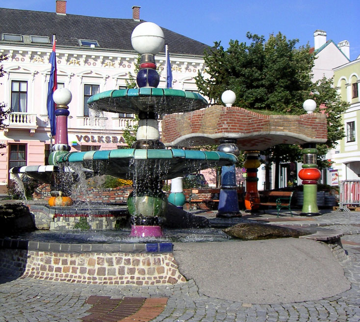 Der Hundertwasserbrunnen ziert dden Marktplatz in Zwettl