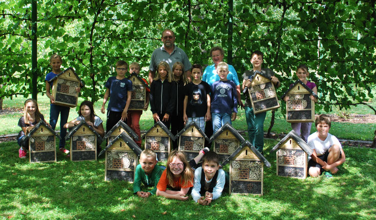 Stolz präsentieren die Kinder ihre fertigen Insektenhotels.     Foto: Susanne Lamprecht