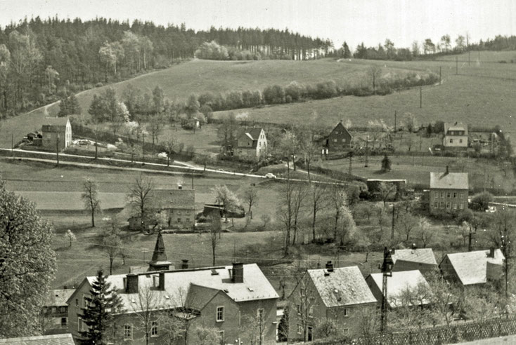 Das Foto zeigt die Weißbacher Straße von der anfangs erwähnen Wiese oberhalb des Waldweges aus