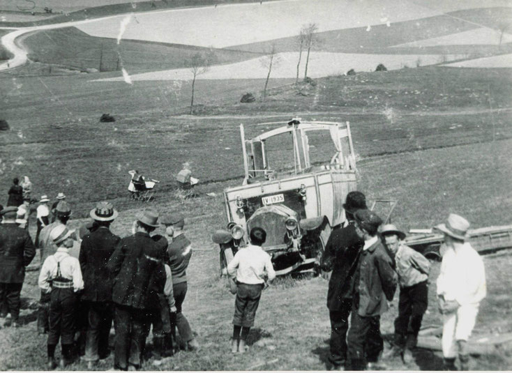 Der Unglücksbus auf dem Feld von Friedrich H. Nietzold Quelle: Archiv der Gemeinde Burkhardtsdorf