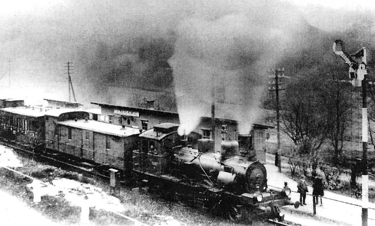 Personenzug mit einer Sächsischen IV T am Haltepunkt Eibenberg-Kemtau 1910 Quelle: Buchdruckerei-Museum Burkhardtsdorf