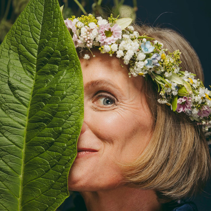 Barbara Wiegele im Wald am Faaker See in Kärnten, Österreich