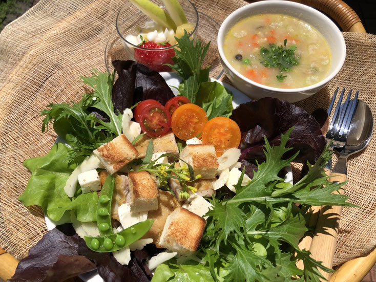 夏野菜とパンのサラダ、ハト麦と夏野菜のスープ、フルーツ
