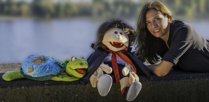 Autorin Antje Hansen mit den Handpuppen von Vampir Valentin und Schildkröte Hein.