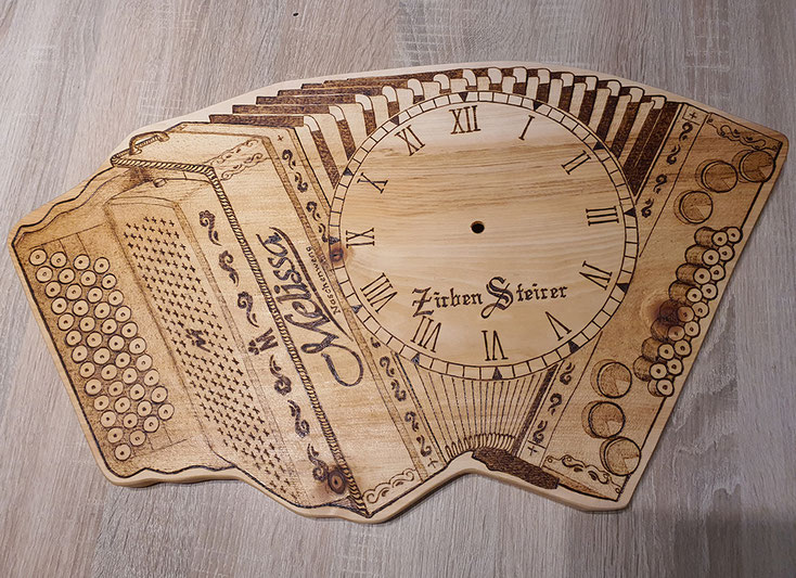 Harmonika aus Zirbenholz als Geschenkidee. Zirbenuhren, Holzuhr, originelle Uhren, ausgefallene Geschenkidee